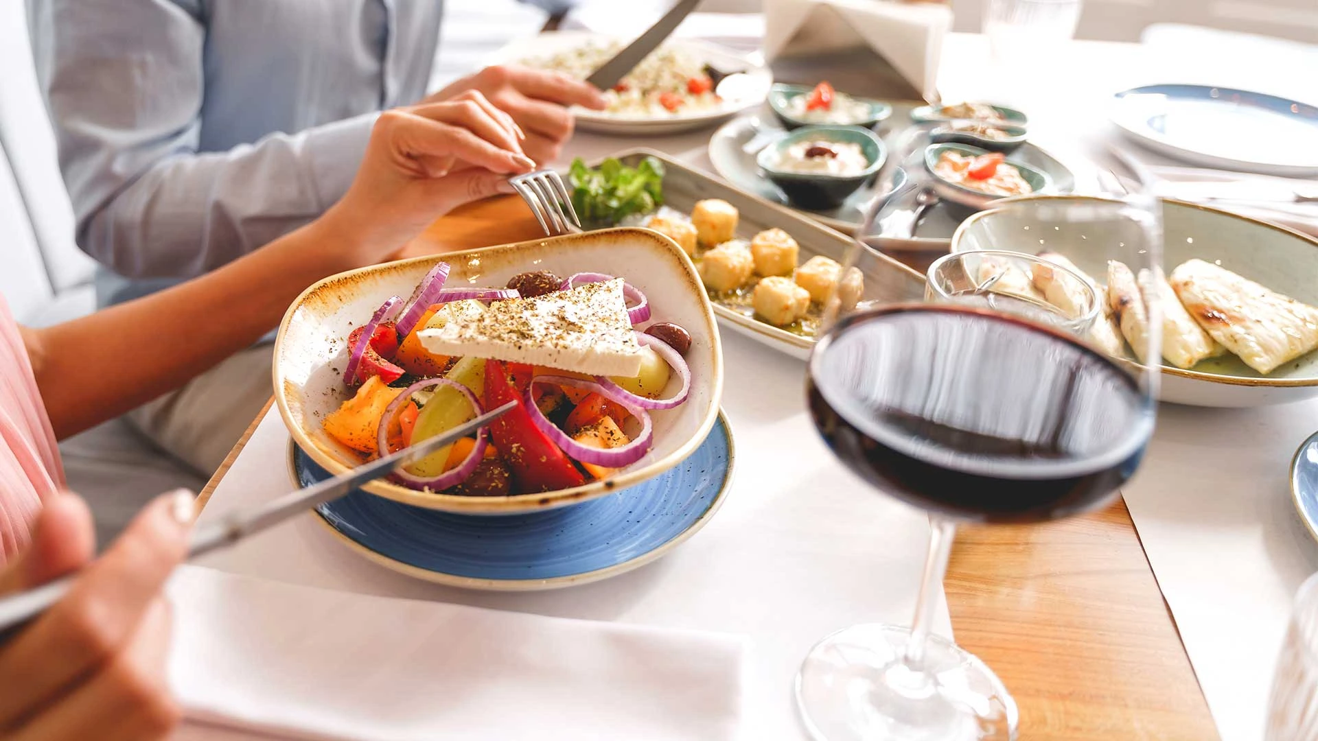 Piatti mediterranei serviti a tavola