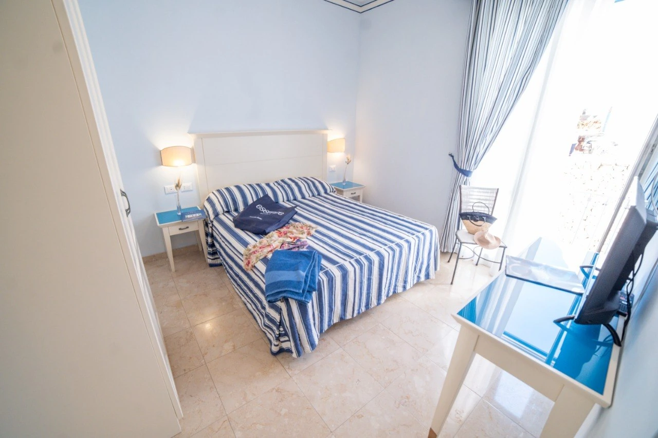 Camera Classic con letto matrimoniale e arredi blu