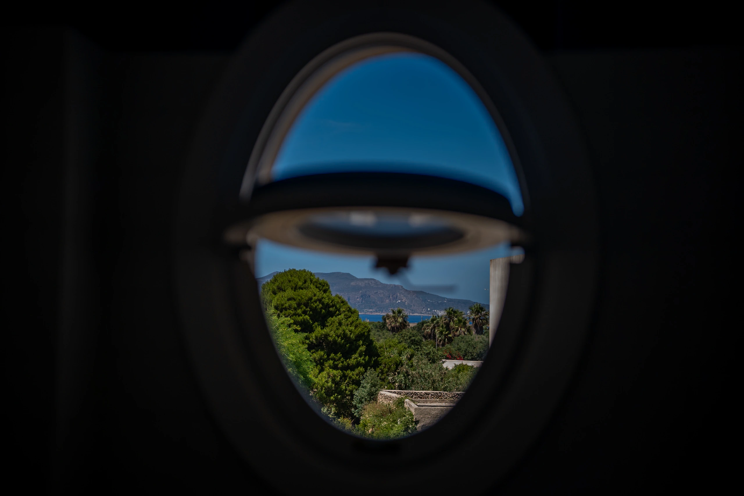 Vista sul resort attraverso una finestra rotonda