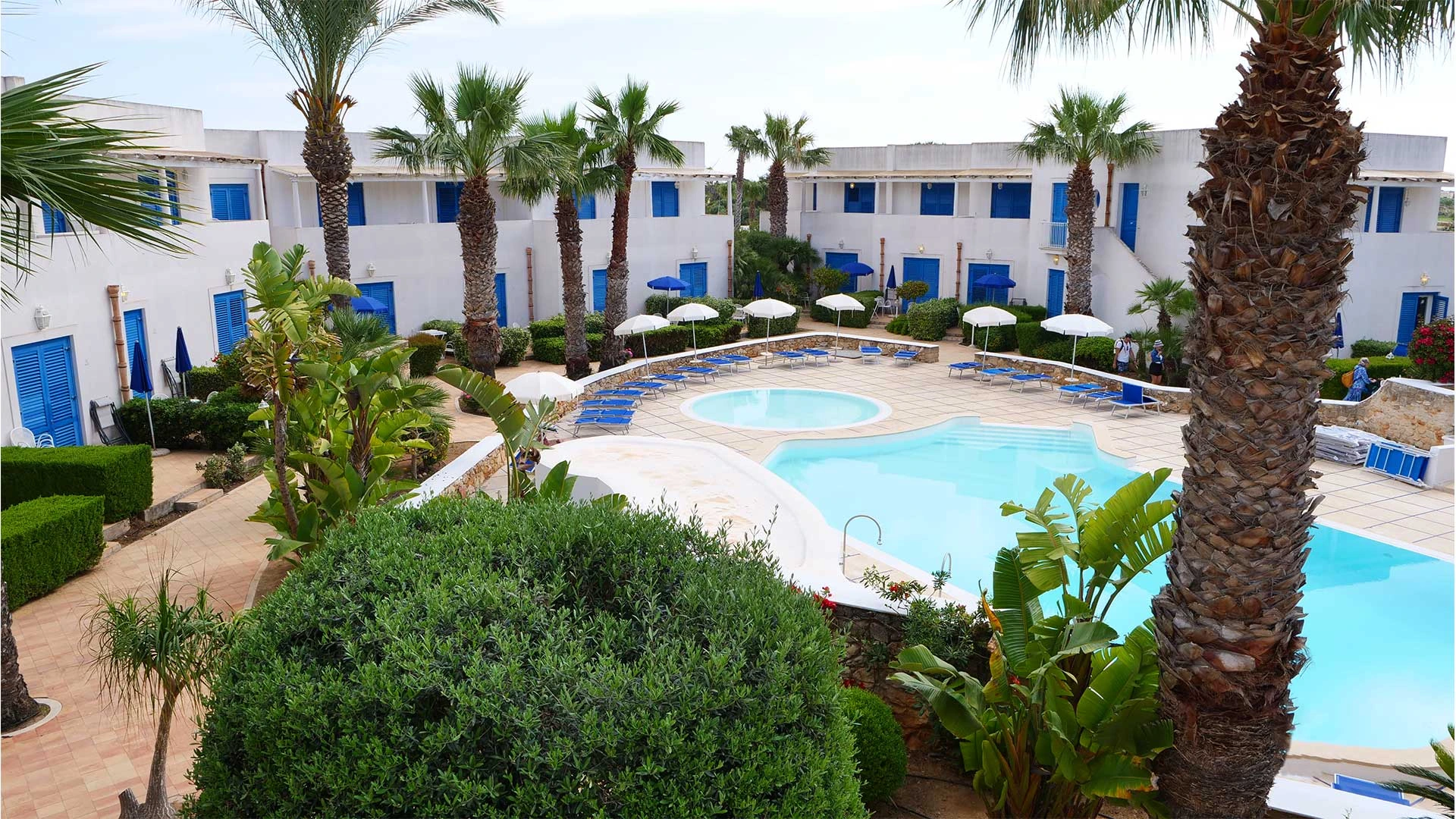 Giardino mediterraneo e piscina del resort