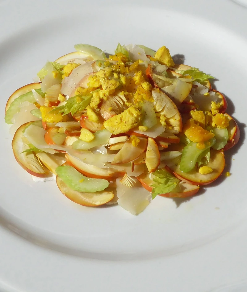 Antipasto con verdure su piatto bianco
