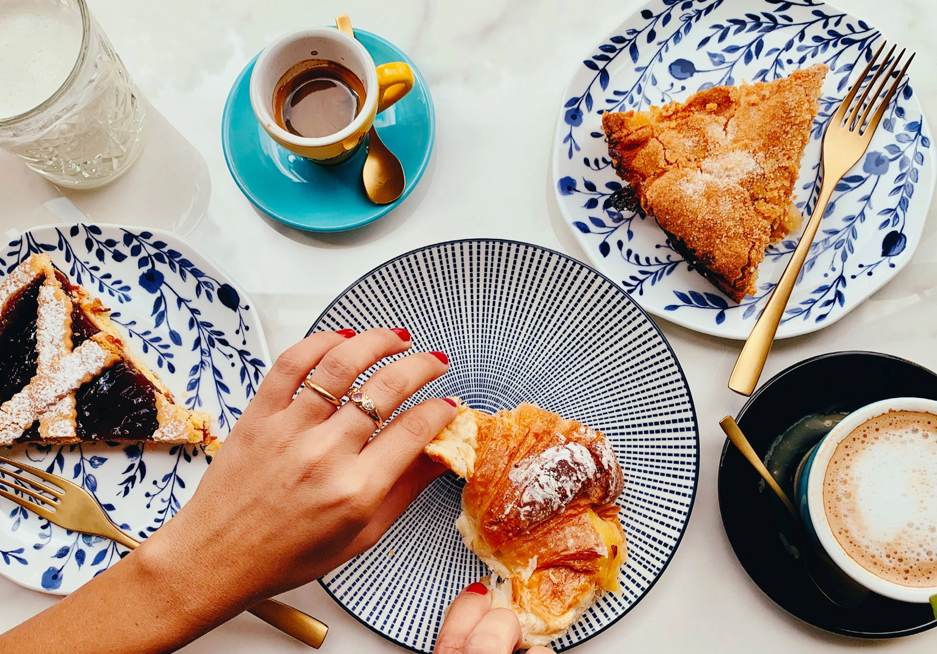 Colazione con caffè, torte e croissant