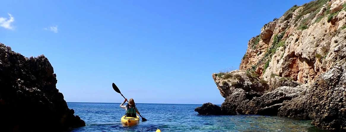 Escursione in kayak lungo una costa rocciosa