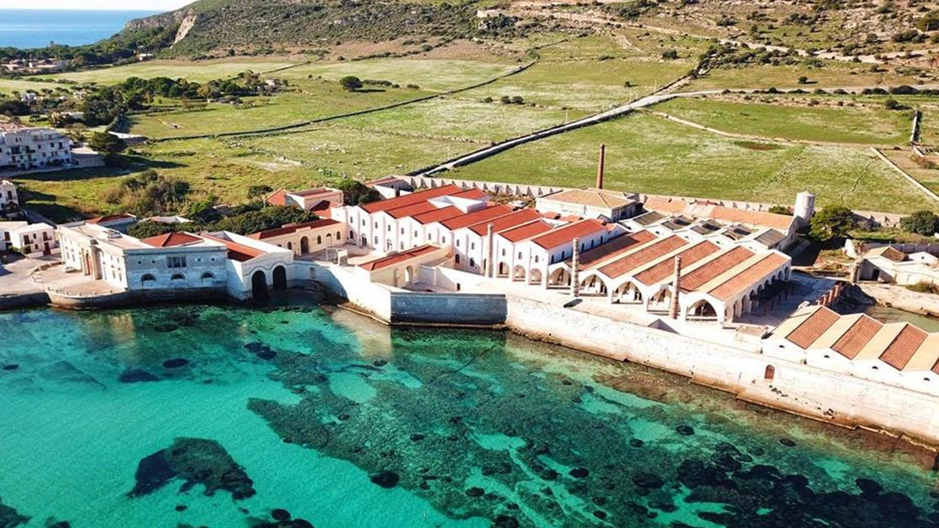 Veduta sul mare e sull’ex Stabilimento Florio a Favignana